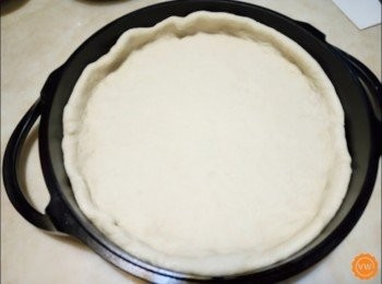 step10: 15-20分鐘之後，取一麵糰壓成圓餅狀後放入大古淺鍋內/烤箱要先預熱至220度C（上／下火）