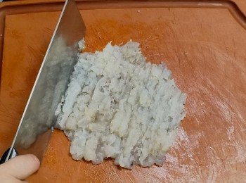 step6: 用刀將蝦肉略