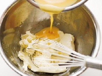 step7: 用打蛋器將奶油乳酪攪散，將6分成數次、每次加入少許，邊攪拌不要讓起司糊結塊，再加入檸檬汁。