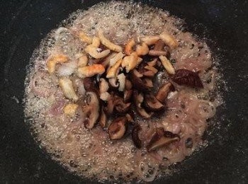 step8: 放入蝦米和香菇拌炒，