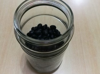 step2: 把生黑豆放進玻璃瓶。