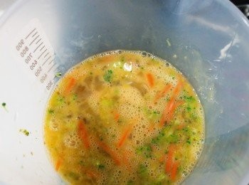 step4: 將3顆雞蛋先發勻，加入步驟 3之材料再攪勻成蛋汁。