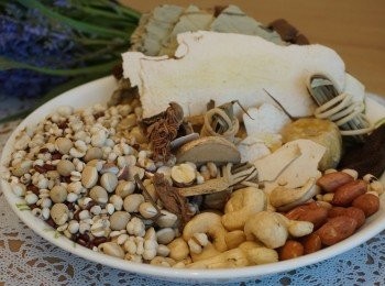 step1: 所有材料洗過後於清水中浸十五至二十分鐘;生薑去皮拍開; 陳皮浸軟刮去嚢; 冬瓜切件去囊備用