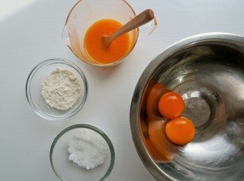 step2: 在果汁內加入蜜糖，調至適合個人口味的甜度。分隔蛋黃和蛋白。蛋黃加入1湯匙糖、麵粉及調好的果汁，以中速打發2-3分鐘至淡黃色。