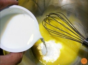 step2: 先將蛋黃用打蛋器打至散且微白後加入鮮奶稍加打匀
