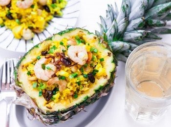 step5: 最後放入菠蘿粒及蛋絲上碟或放入預先準備的菠蘿殻內，飯面上放上蔥粒及芫茜做裝飾。