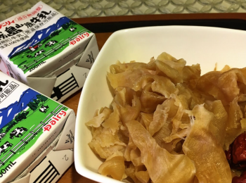 step1: 鮮奶加水用小火加熱，熄火；加入冰糖攪拌至溶化。(注： 試味至合適自己甜道。)