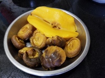 step18: 煲 1'1/2小時後，將冬菇，螺片，豬心，豬粉腸取出做其他餸菜