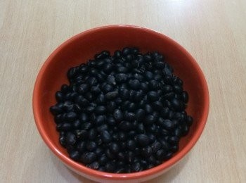 step1: 將生黑豆洗淨，用布抺乾水份。