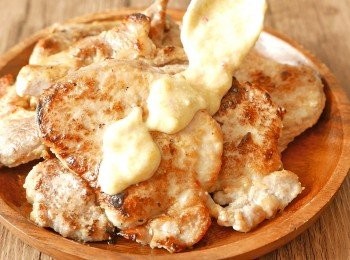 step5: 煎好後把豬扒上碟，可以把醬汁直接淋上去或用豬扒沾著醬汁來吃。