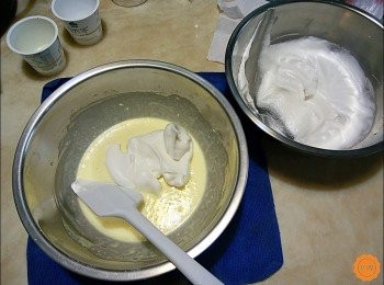step8: 混合蛋白霜及蛋黃糊：
1>鍋子先以小火預熱
2>以橡皮刮刀取1/3打她的蛋白霜放入拌好的蛋黃糊內