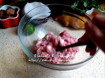 step2: 放入大碗內加少許油及水拌勻先靜待10分鐘 期間將基圍蝦去頭去殼(留起)