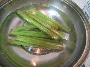 step1: 蕗(huki)切可放鍋子長度,灑鹽(分量外)滾一滾,洗淨.放入滾水中川燙至顏色變亮,馬上撈起泡冷水.