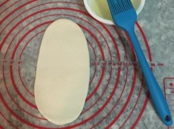 step14: 準備ㄧ點食用油和一把刷子；
把麵糰從中間滾成長約17～18公分的牛舌狀，並整面都抹上少許油；