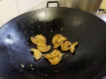 step8: 用少少鹽，蒜頭，乾蔥將豬粉腸煎香備用