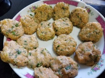 step10: 將蝦膠取出，用約 1 湯匙份量搓成蝦餅，用中火煎至兩邊金黃色備用