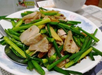 step1: 先將韭菜花用手摘成一截截，如果摘不斷便代表比較老的部份揀出來不要