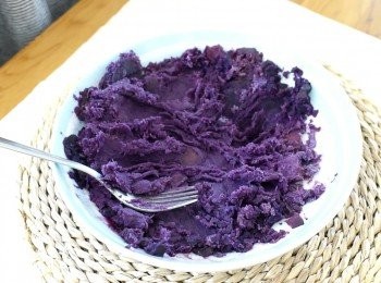 step2: 用叉將紫蕃薯壓成蓉