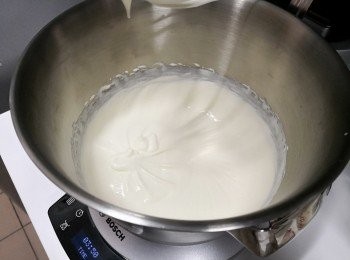 step12: 淡忌廉預留 5湯匙;  餘下的加糖打至7分起, (起紋便可);  放雪櫃內備用