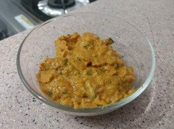 step2: 準備醃料 2： 香茅／蒜／紅蔥頭／檸檬葉切碎， 加所有其他調味用機打碎