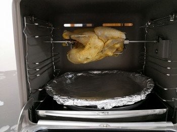 step6: 將烤蒸寶放煤氣爐上； 開動旋轉摩打