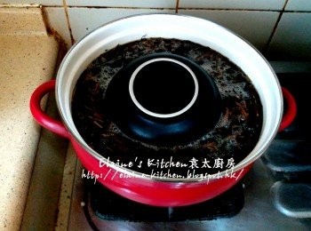 step2: 用中火煮至滾後 , 放一隻碗蓋住涼粉草 , 確保涼粉草浸於水中
