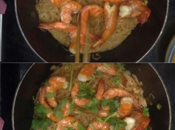 step19: 把粉絲煮軟後（期間如太乾可逐少加入蝦湯），把蝦身放上面
之後加蓋，用中小火煮3分鐘，關火焗2分鐘即可（喜歡的可灑上芫茜碎再焗）