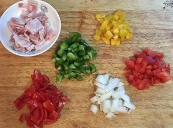 step2: 甜椒全部切小丁；洋蔥切小丁；3顆小蕃茄切開去籽切小丁；培根切方塊。