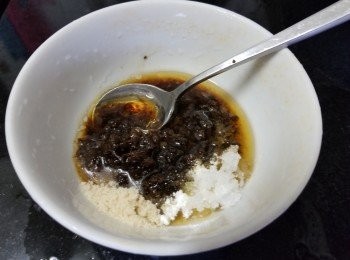 step6: 將肉燥醬，雞粉，糖，黃酒，麻油，生粉，少少水撈好