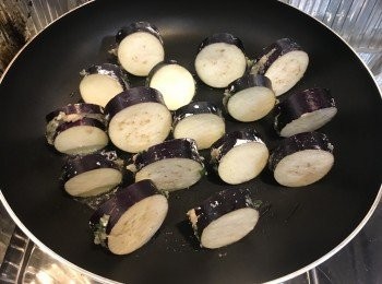 step6: 燒熱油，魚肉面向熱油煎香。