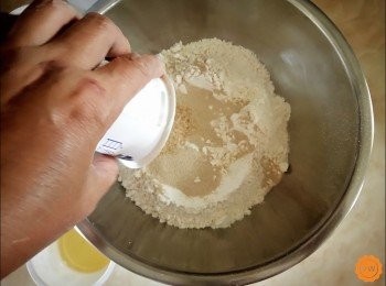 step1: 手揉披薩皮的作法：先將所有乾性材料放到鋼盆中