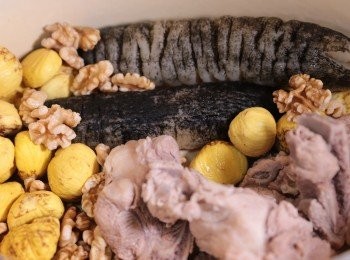 step5: 將所有材料加水 (漳洲雪耳除外) 大火煲滾後轉小火煲2小時