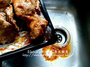 step10: 盛起錫紙去掉 , 將一半<span class="group_3">汁料</span>倒去