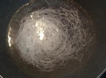 step6: 煮滾一鍋水，倒入冬粉滾個1分鐘即可起鍋；