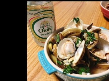 step1: 蜆洗淨，瀝乾水份，九層塔取走葉的部份洗淨，蒜頭切蓉，薑切片備用