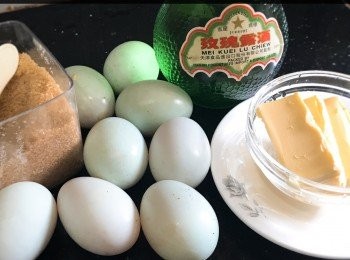 step2: 準備鹹蛋黃，放在焗爐紙上(把焗爐紙摺起4角，以防鹹蛋黃油流在焗盤，很難清洗)
鹹蛋黃淋上玫瑰露，放入已經預熱個的焗爐焗10-15分鐘