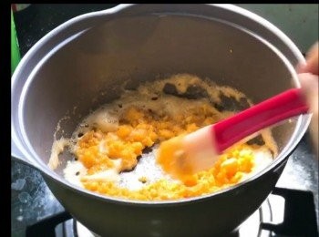 step4: 生油起鑊，落鹹蛋黃，中細火邊慢炒邊加適量生油。加油炒到已經起沙，轉細火便可加入牛油，糖、少許鹽。關火繼續炒一會。攤涼放入已用滾水消毒及抹乾的玻璃樽儲存。務必確定完全乾透。