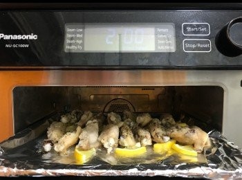 step7: 10分鐘後，取出轉<a href="https://bit.ly/3zHU5V3" target="_blank" data-keyword="雞翼" class="guide-link"><strong>雞翼</strong></a> <span style="display:inline-block;vertical-align:middle;margin-top:-3px;color:initial;border-radius:3px;padding:2px 3px;font-size:12px;line-height:14px;background:#87d300;color:#fff;">即買</span> 第二面。
再放入焗爐200度8分鐘。