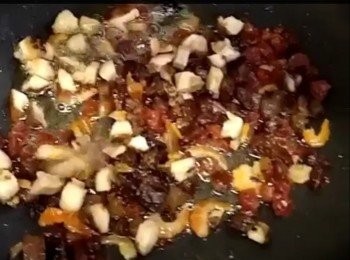 step3: 燒白鑊，將全部臘味爆香至出油份，再加入冬菇蝦米粒炒香，盛起備用。