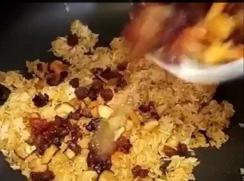 step4: 燒紅鑊落2湯匙油，放入糯米用慢火炒至每粒糯米都沾到油。

分多次加入清水，每次約 1至 2湯匙。然後炒勻。如是者，炒至糯米熟透。


炒約25分鐘，可以試下糯米是否已熟透，如果還未夠熟或稔，可以再加水，繼續炒至熟透。(炒糯米飯時全程不可擒蓋）最後加<span class="group_2">調味料</span>。自己試味。

再加入臘味，冬菇蝦米攪勻，待用。