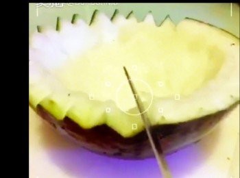 step2: 把冬瓜表面洗淨，冬瓜盅沿邊留一吋，挖去瓜肉切花，放於碗中，隔水蒸15至20分鐘至軟身！