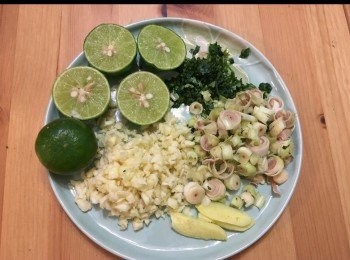 step5: 蒜頭，芫茜，香茅及薑切碎備用。