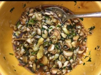 step6: 青檸汁、砂糖、魚露及蠔油拌勻，再加入蒜頭、芫茜、香茅攪勻。(（試味調教啱自己口味、糖多少和青檸汁多少自行加減）（可加辣椒，不加辣椒小朋友都可以食）我囝超愛^^