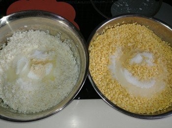 step3: 糯米同綠豆隔水後分別加入調味料待用。
棕葉取出用手巾輕輕印走水份。