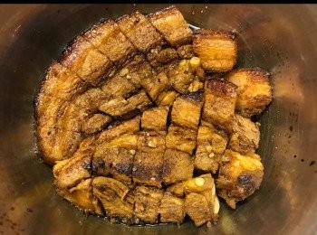 step7: 腩肉切件（不要切得太薄，否則失去口感）
放入醃料：1湯匙老抽，2湯匙生抽，1湯匙米酒，雞粉，片糖（預先樁碎），麻油
略醃15分鐘