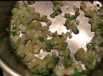 step4: 燒熱少許油，加葱花和薑米至聞到香味，淋上雞腿面即可