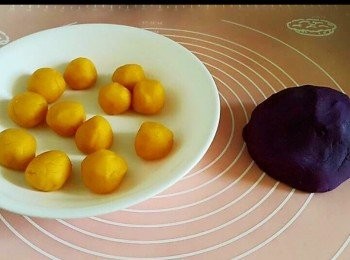 step1: 奶黃餡做法：
 把牛油預溶，將雞蛋打入容器內，加入椰漿、煉奶或花奶、吉士粉、奶粉及糖攪勻至順滑加入溶化的牛油拌勻，將3倒入平底盤或碟內，蒸約6-7分鐘至熟透。攤凍吉士餡後，放入雪櫃冷藏約5分鐘。將吉士餡平放在矽膠墊上，穿上手套，用手搓至均勻平滑。平均分成約12份，搓成球狀備用。