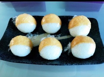 step5: 腐皮壽司包好的樣子， 然後放雪櫃雪30分鐘左右再加強定型， 待會更容易操作。