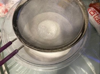 step2: 先燒熱平底鑊，用小火將100g糯米粉B炒熟（約5分鐘）
也可用市面售賣的熟糯米粉，免卻炒的工序 ～ 熟糯米粉，以下簡稱糕粉

將糯米粉A和粘米粉撈勻過篩