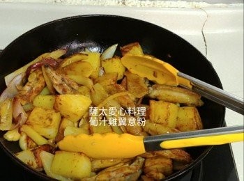 step3: 放入薯仔及<a href="https://bit.ly/3zHU5V3" target="_blank" data-keyword="雞翼" class="guide-link"><strong>雞翼</strong></a> <span style="display:inline-block;vertical-align:middle;margin-top:-3px;color:initial;border-radius:3px;padding:2px 3px;font-size:12px;line-height:14px;background:#87d300;color:#fff;">即買</span> ,炒均,加入雞湯,香葉加水至<span class="group_1">食材</span>面,加蓋细火煮10至15分鐘